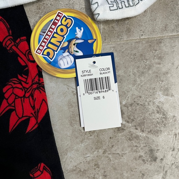 Sonic Boys Pajamas and winter hat/glove set - Picture 3 of 7